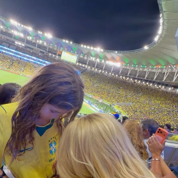 Virgínia Fonseca deu autógrafos para crianças no Maracanã