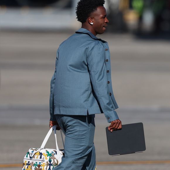 Bolsa exclusiva de Vini Jr. ultrapassa os R$ 86 mil e chama atenção no desembarque da Seleção Brasileira rumo ao hexacampeonato na Copa do Mundo