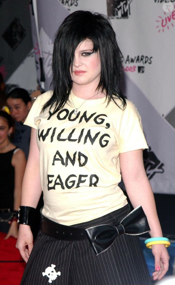 Eterna emo, Kelly Osbourne recebia muitas críticas de haters por seu corpo