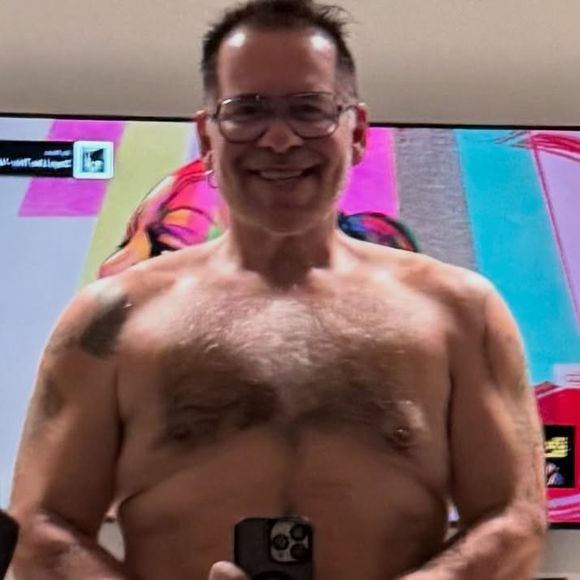Bem mais magro, Leandro Hassum também está ostentando músculos definidos para os fãs