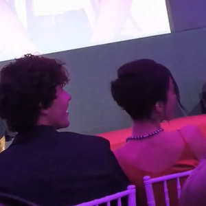 Shawn Mendes acompanhou Bruna Marquezine na première de ‘Amor da Minha Vida’, no Museu do Amanhã, e fez questão de prestigiar a atriz durante a noite de gala