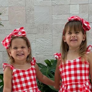 Virginia Fonseca renovou o guarda-roupa das filhas durante uma viagem à Espanha e revelou que continua comprando roupas iguais para Maria Alice e Maria Flor