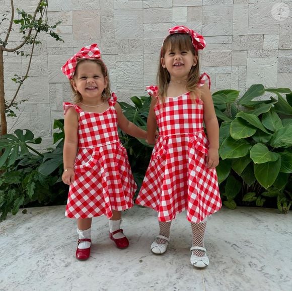 Virginia Fonseca renovou o guarda-roupa das filhas durante uma viagem à Espanha e revelou que continua comprando roupas iguais para Maria Alice e Maria Flor