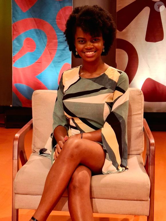 Hoje com 19 anos, Mirella Archangelo é estudante de Jornalismo e tem feito muito sucesso nas redes sociais