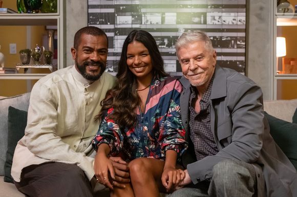 Maggye (Mell Muzzillo) orgulha os pais, Kasper (Miguel Falabella) e João Rubens (Samuel de Assis), por ter ido no velório do pai de Junior (Guthierry Sotero) na novela 'Três Graças', capítulo de segunda-feira, 3 de novembro de 2025