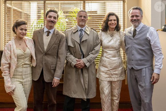 Marcello Novaes e Malu Galli com elenco da novela Garota do Momento