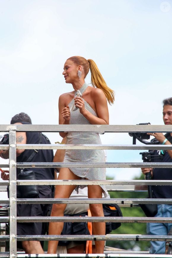 Marina Ruy Barbosa investe em brilho espelhado e styling polido para curtir o megabloco de Anitta