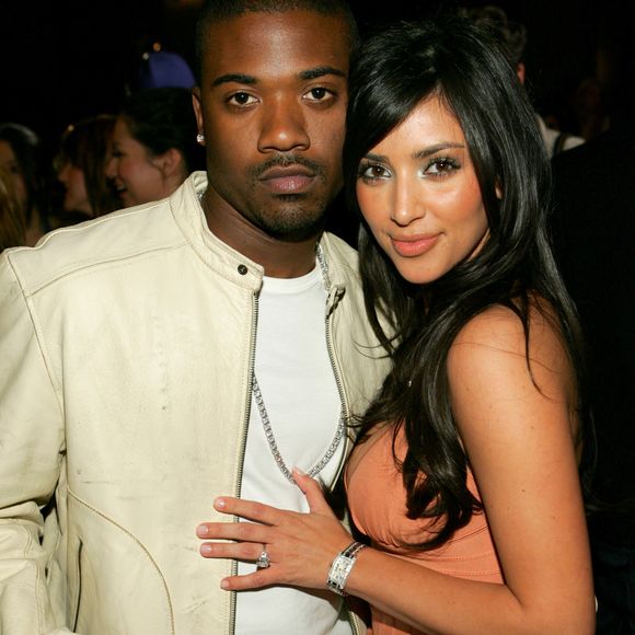 2006: famosa pela mãe, Kim Kardashian começava a se destacar em eventos