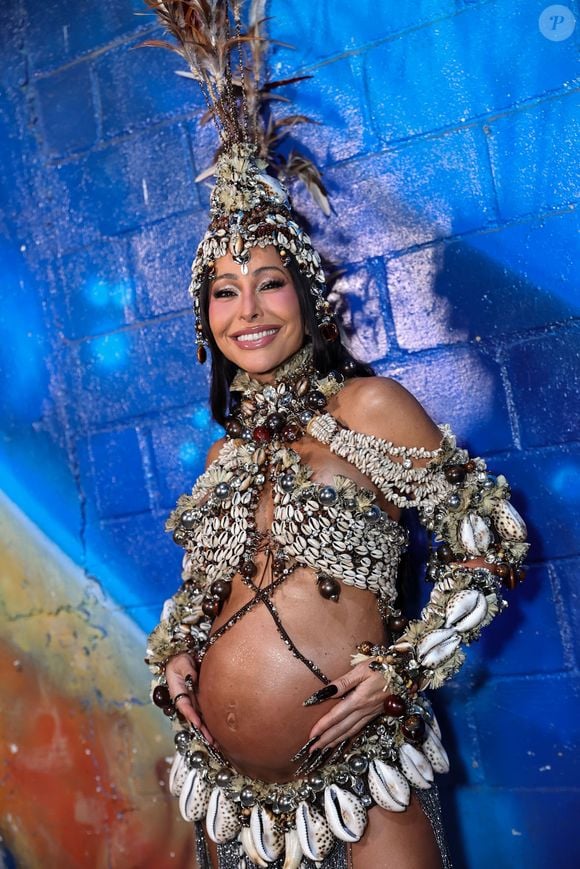 Sabrina Sato, de 45 anos, está grávida de oito meses do primeiro filho com Nicolas Prattes e pretende desfilar no Carnaval 2027 após o nascimento do bebê