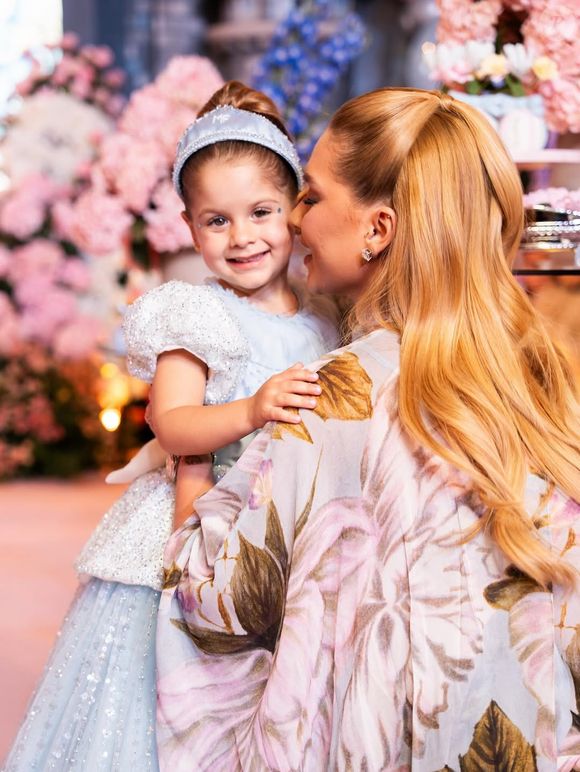 Festa de princesa: Maria Flor celebra 3 anos com um festão luxuoso em Goiânia inspirado no universo de Cinderela, repleto de detalhes
