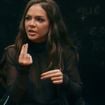 Que nervoso! Mel Maia perdeu os dentes ao comer queijo em gravação de 'Avenida Brasil'; atriz teve ajuda do elenco para driblar o erro: 'Todo mundo engatinhando'