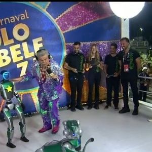 “Então, amada! Tenho que obedecer ao empregador! Nesta hora, sou empregado e tenho que cumprir o horário! Os seguranças estão ali para me fazer cumprir a escala de horário. Quem sabe em outra hora! Beijos, querida. Felicidades".