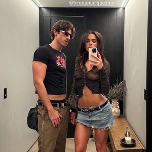 Bruna Marquezine usou uma blusa transparente e uma microssaia no evento