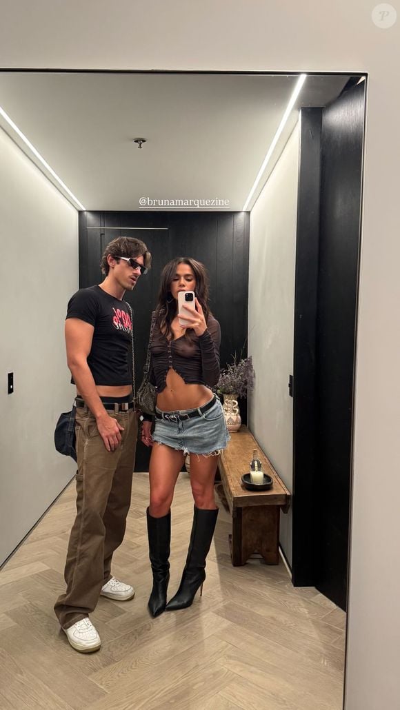 Bruna Marquezine usou uma blusa transparente e uma microssaia no evento