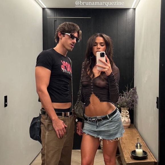 Bruna Marquezine usou uma blusa transparente e uma microssaia no evento