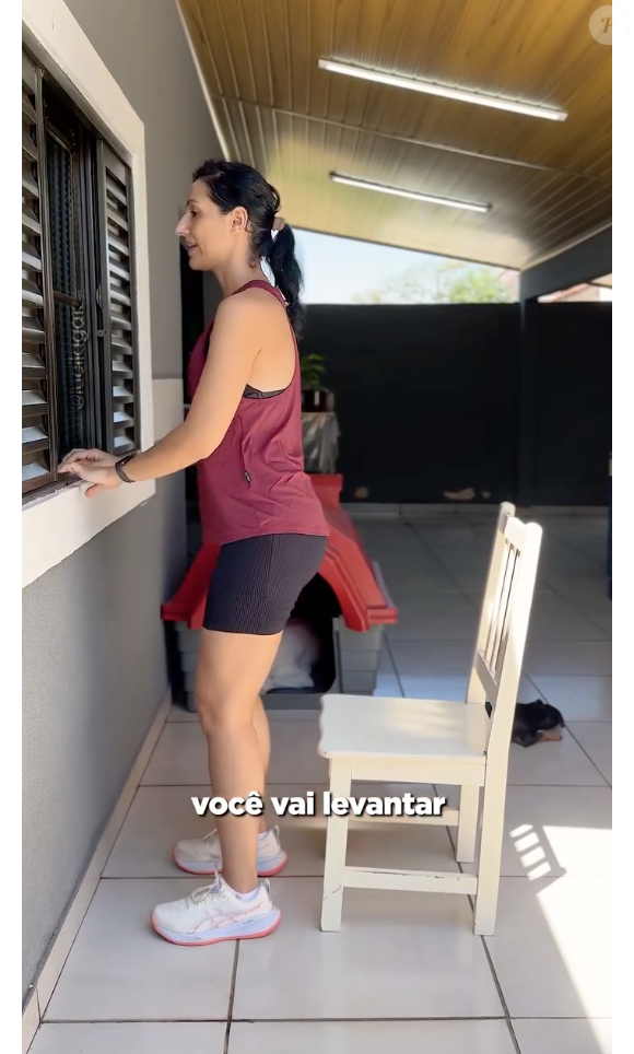 O primeiro nível é um agachamento apoiado na janela, com a ajuda de uma cadeira