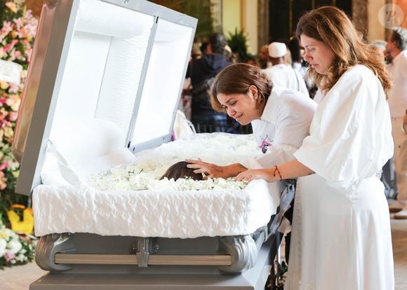 Uma das melhores amigas de Preta Gil, Ju de Paulla se emocionou muito durante o velório da cantora