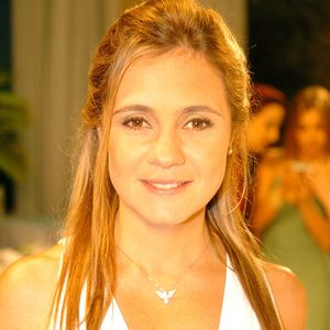 Adriana Esteves em 2005: interpretou a protagonista Heloísa Queiroz na novela A Lua Me Disse, escrita por Miguel Falabella e Maria Carmem Barbosa. Na trama, Heloísa era uma mocinha batalhadora, moradora do Beco da Baiúca, que se apaixonava por Ricardo Bogari (Frank Borges) e engravidava, enfrentando a rejeição da família dele