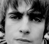 'Wonderwall', clássico lançado pelo Oasis em 1995, voltou aos holofotes durante a Copa do Mundo de 2026 ao ser cantada em coro pela torcida da Inglaterra. Segundo a NME, os streams da música cresceram mais de 50% antes da partida contra Gana, reforçando seu posto de 'hino não oficial' da seleção inglesa