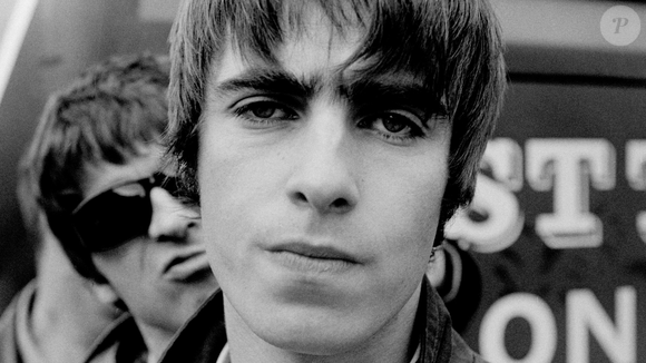'Wonderwall', clássico lançado pelo Oasis em 1995, voltou aos holofotes durante a Copa do Mundo de 2026 ao ser cantada em coro pela torcida da Inglaterra. Segundo a NME, os streams da música cresceram mais de 50% antes da partida contra Gana, reforçando seu posto de 'hino não oficial' da seleção inglesa