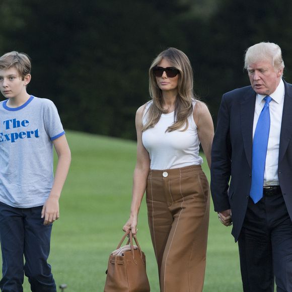 Cores neutras se multiplicaram no armário de Melania Trump quando ela se tornou primeira-dama