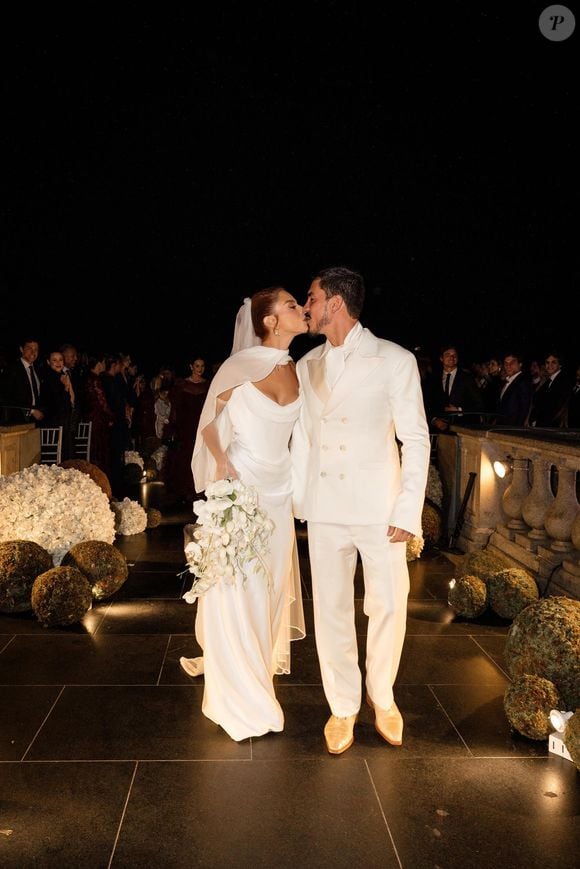 Casamento de Giovanna Lancellotti e Gabriel David: foto revela beijo do casal após o 'sim'