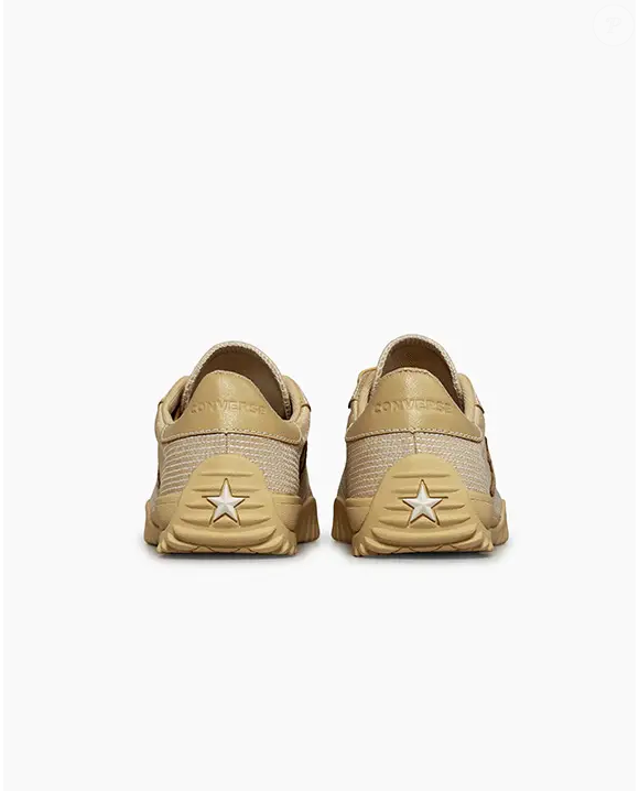 O Run Star Trainer Cetim Cano Baixo Bege prova que conforto e sofisticação podem andar juntos em produções modernas para todas as idades