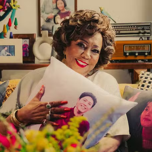 Alcione encanta ao interpretar clássico do samba em coreano para dorama da Netflix.