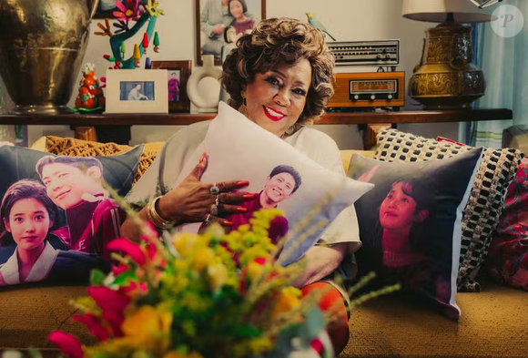 Alcione encanta ao interpretar clássico do samba em coreano para dorama da Netflix.