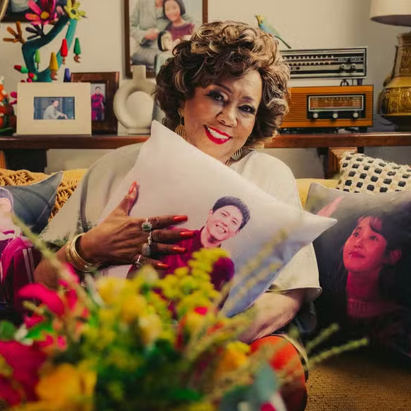 Alcione encanta ao interpretar clássico do samba em coreano para dorama da Netflix.