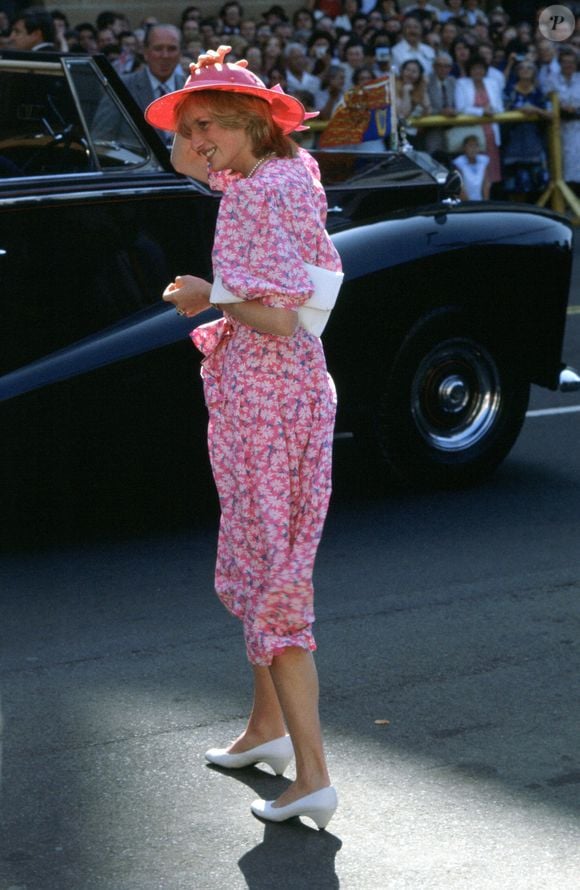 Estampas são hit: Princesa Diana fazia diversas composições de looks na cor rosa com estampas, deixando o visual ainda mais divertido.