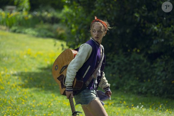 Tudo piora quando Simon a encontra dias depois em um parque, fragilizada e sob efeito de drogas. Então, uma investigação vira o centro do filme