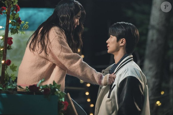 Na trama, o personagem de Byeon Woo-seok é um ídolo de K-pop que morre e sua maior fã volta ao passado para salvar sua vida