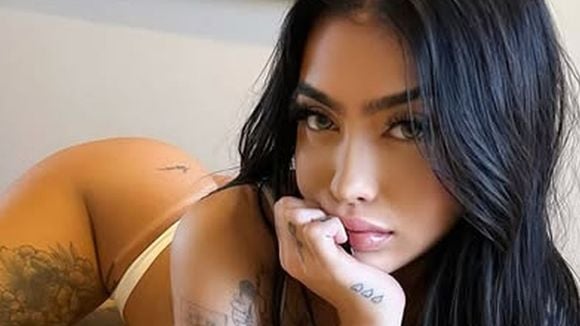 MC Mirella abaixa a calcinha no limite, exibe ‘corpo perfeito’ e arranca elogio indiscreto: ‘Clarinha’. Veja o vídeo!