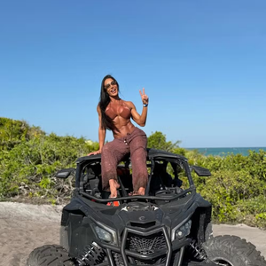 A ex-BBB também fez questão de afastar qualquer status de namoro e destacou que sua felicidade não se resume a um relacionamento amoroso: “Estou num momento incrível. Muito feliz mesmo, mas não tem a ver com ele”.