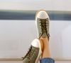 O Tênis Brida da Monopolio Shoes na cor Verde-Alecrim combina com uma grande variedade de looks, dos mais casuais aos mais arrumados, sempre trazendo um toque de cor de maneira discreta