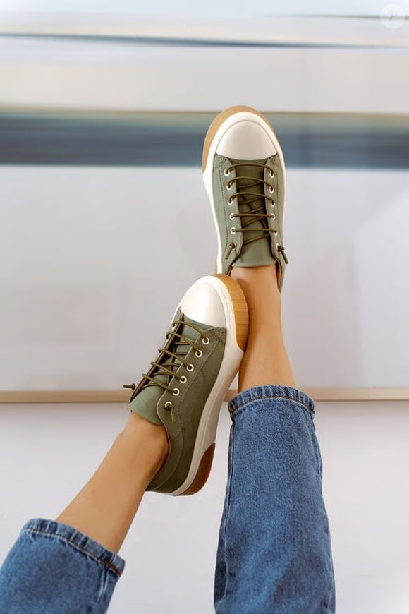 O Tênis Brida da Monopolio Shoes na cor Verde-Alecrim combina com uma grande variedade de looks, dos mais casuais aos mais arrumados, sempre trazendo um toque de cor de maneira discreta