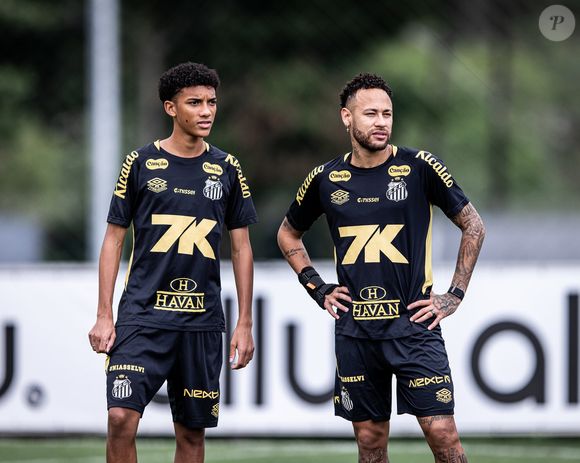 Fora da Copa até então, Neymar se envolveu em uma briga com Robinho Jr. no Santos