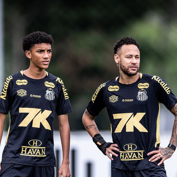 Fora da Copa até então, Neymar se envolveu em uma briga com Robinho Jr. no Santos