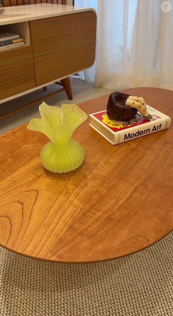 A mesa de centro oval, de forma fluida, na sala representa mais do que um simples móvel: o espaço traduz sonhos construídos com fé, coragem e amor