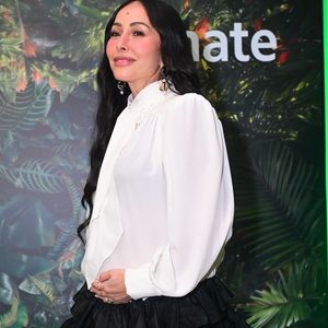 A apresentadora escolheu um visual preto e branco que dialoga com tendências apontadas por publicações internacionais de moda