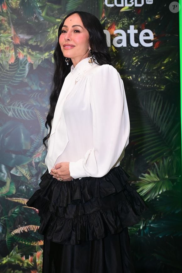 A apresentadora escolheu um visual preto e branco que dialoga com tendências apontadas por publicações internacionais de moda