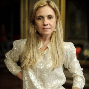 Carminha (Adriana Esteves) da novela 'Avenida Brasil' tinha um visual chique, elegante e monocromático, e provavelmente gostaria de apostar em perfumes gourmand refinados.