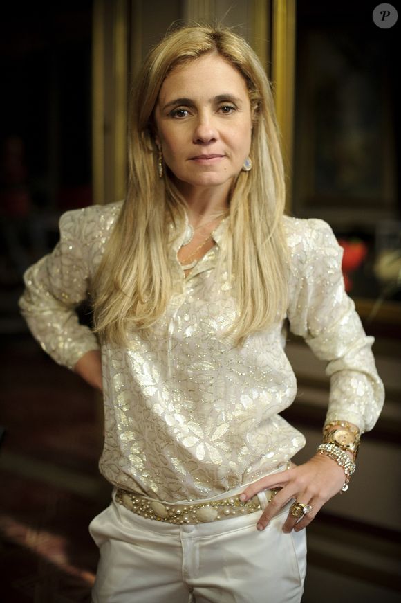 Carminha (Adriana Esteves) da novela 'Avenida Brasil' tinha um visual chique, elegante e monocromático, e provavelmente gostaria de apostar em perfumes gourmand refinados.