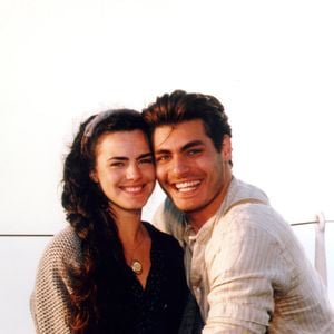 Reexibida na 'Edição Especial' da Globo, 'Terra Nostra' resgata a moda do século XIX na trama do romance dos jovens italianos Matteo e Giuliana, vividos por Thiago Lacerda e Ana Paula Arósio