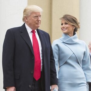Em 2017, durante 1ª a posse de Trump, o look de Melania dividiu opiniões.