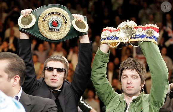 A história por trás de 'Wonderwall' surpreende até hoje. De acordo com o Rock Music Combo, a música foi escrita por Noel Gallagher com o título original de 'Wishing Stone' e só depois ganhou o nome que se tornaria um dos maiores sucessos da carreira do Oasis
