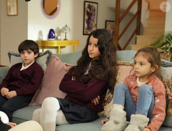 Karsu leva os filhos para fazerem uma visita a avó, mãe de Reha, na novela 'Coração de Mãe'