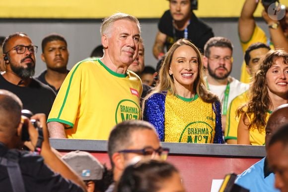 Mariann Barrena McClay, esposa de Carlo Ancelotti, aparece ao lado do técnico da Seleção Brasileira em camarote na Sapucaí durante o Carnaval do Rio