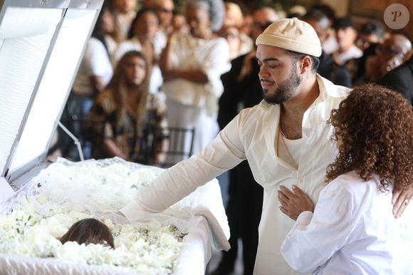 Francisco Gil acaricia corpo de Preta Gil em última despedida: o cantor é o único herdeiro da famosa